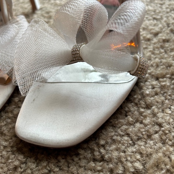 Badgley Mischka Peep Toe White Satin Heels Tulle Bows and Crystals Size 8.5 - Picture 3 of 6